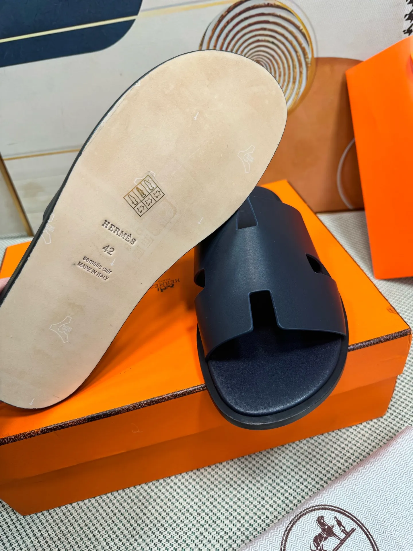 👟👟Ex-factory price 560👟👟 "HERMES" [Classic Original Version] Hermès; Top 🔝 Purchasing Agency 🔍🔍 Men's Latest 🇺🇸 Counter Sales Simultaneously, Original Imported from Italy: Silk Cowhide · Prominent (High-end · Nobility · Grade) Exquisite Workmanship (Italian 🇮🇹 Imported Water Dye Brand Wear-resistant ultra-thousand leather feet) Soles: Original soles specially provided by the original factory, ⚠exclusive double-layer movable rubber molded outsole; super comfortable, wear-resistant, non-slip, environmentally friendly🌳🌳🌳, real photos taken🎬The real ones are more beautiful🔍🔍 (high quality, single goods), you can enter and exit the counter at will* Code number: 38·39·40·41·42·43·44# (45# can be customized) (46 47➕30 customization is not returnable) Welcome to place an order...☕